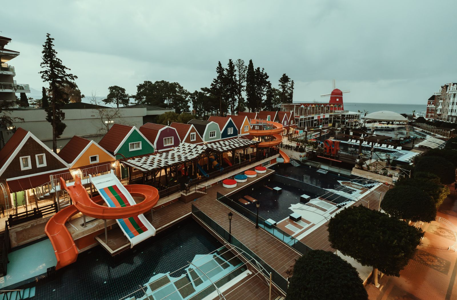 Kolorowe zjeżdżalnie w hotelowym aquaparku
