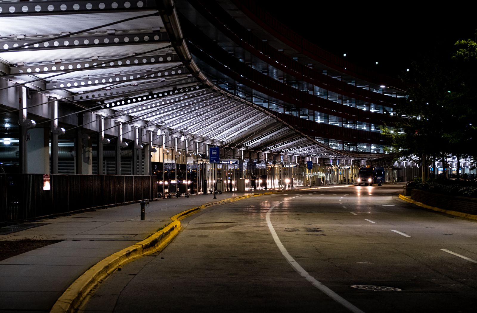 Nocny terminal lotniczy z podróżnymi