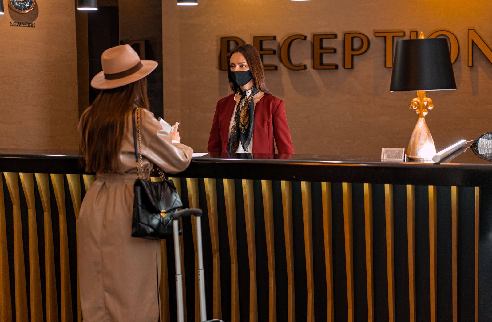 Walizki czekające w hotelowym lobby przed wylotem