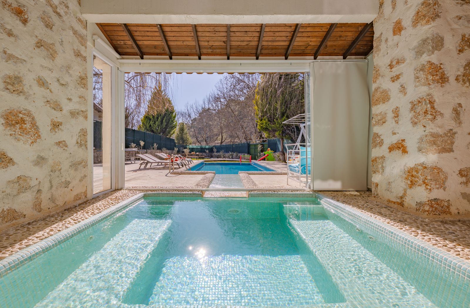 Spokojna strefa spa z basenem